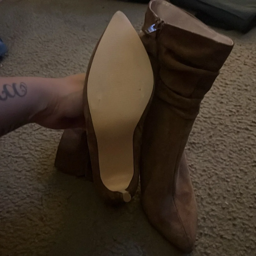 Size 8 - Picture 2 of 4